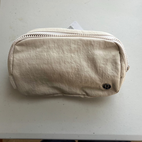 Lululemon Everywhere Belt Bag White Opal NWT - Picture 9 of 16